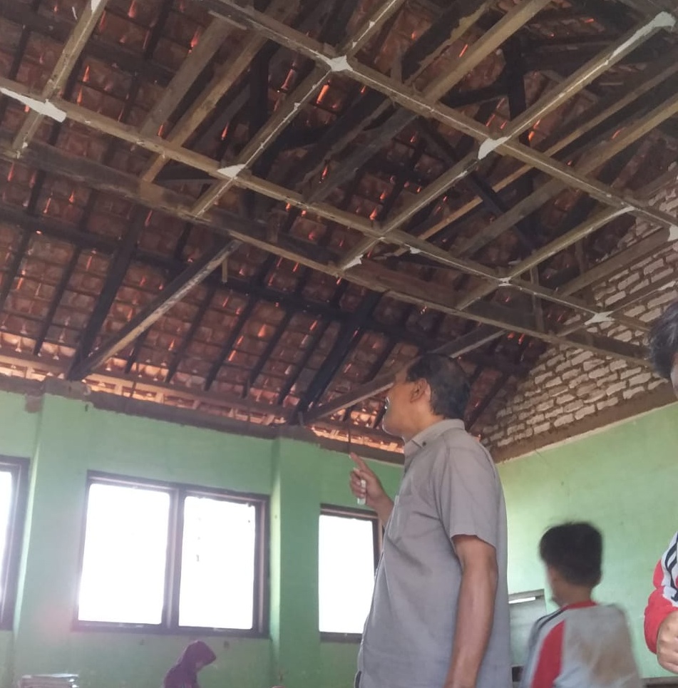 Gedung sekolah SDN Dasuk Barat, Jalan Raya Sergang Dasuk Kab. Sumenep, sangat memprihatinkan. SP/Ainur Rahman
