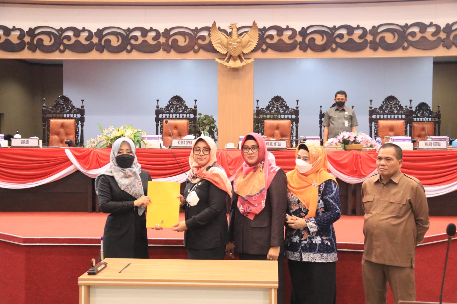 Bupati Mojokerto Ikfina Fahmawati dan Ketua DPRD Kabupaten Mojokerto Ayni Zuroh