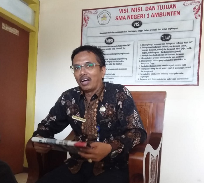 Kepala Sekolah SMAN I Ambunten, Drs. Sirajum Munir M. Pd. diruang kerjanya . SP/ Ainur Rahman