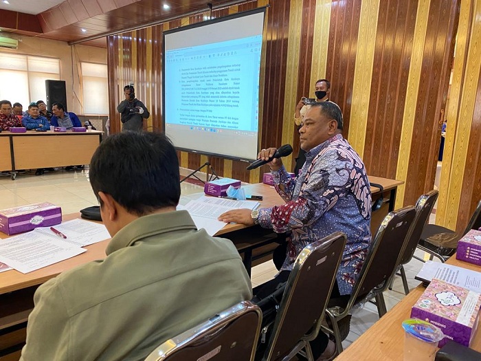 Anggota DPR RI Rahmat Muhajirin bersama anggota Komisi II saat mendatangi kantor wilayah ATR BPN Jawa Timur, Selasa (13/9/2022). SP/RKO