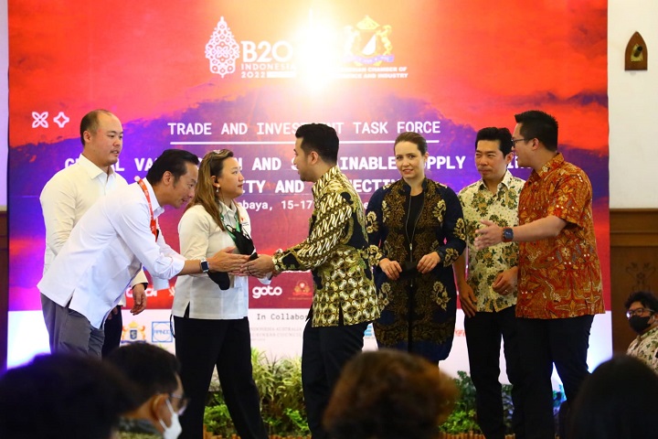 Wakil Gubernur Jatim Emil Dardak (tengah) saat membuka The Business 20 di Hotel Majapahit Surabaya, Kamis 15/9/2022. SP/Riko Abdiono