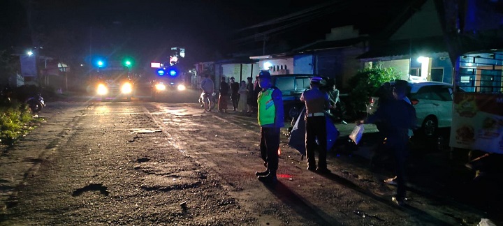 Petugas saat melakukan olah TKP di lokasi kejadian. SP/Hadi Lestariono