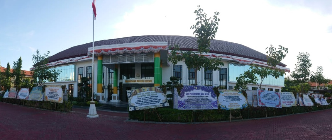 Karangan bunga para pejabat Gresik yang dipajang berderet di depan Kantor Kejaksaan Negeri Gresik . SP/Grs.
