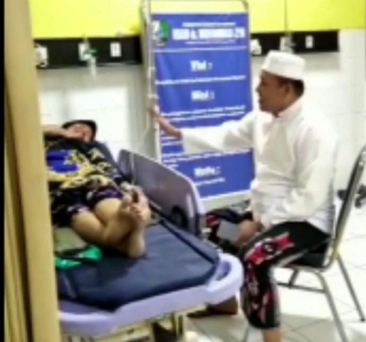 Bupati Sampang H. Slamet Junaidi saat sambangi pasien RSUD Mohammad Zyn waktu dini hari.