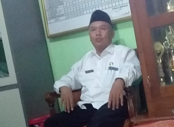 Kepala Sekolah SDN I Pangarangan, Slamet Santoso S.Pd, MM diruang kerjanya. (SP/Ainur Rahman)