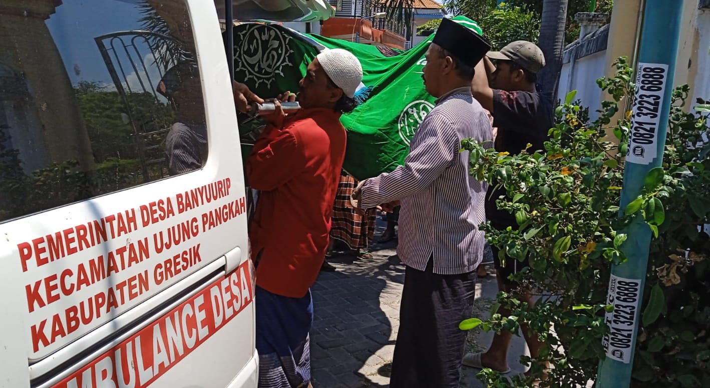 Korban tragedi Stadion Kanjuruhan Malang asal Gresik Hidayatus Tsaniah saat dimakamkan di TPU desa kelahirannya di Ujungpangkah Gresik. SP/Grs.
