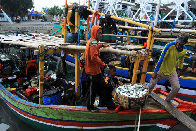 Nelayan di Pelabuhan Kota Pasuruan.
