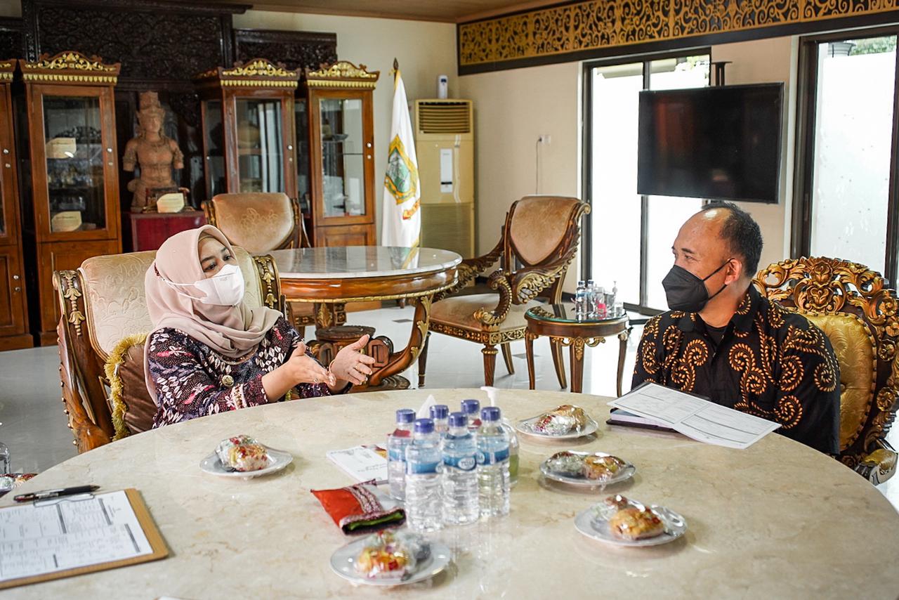 Walikota Ning Ita saat melakukaan wawancara dengan petugas pendata BPS Kota Mojokerto