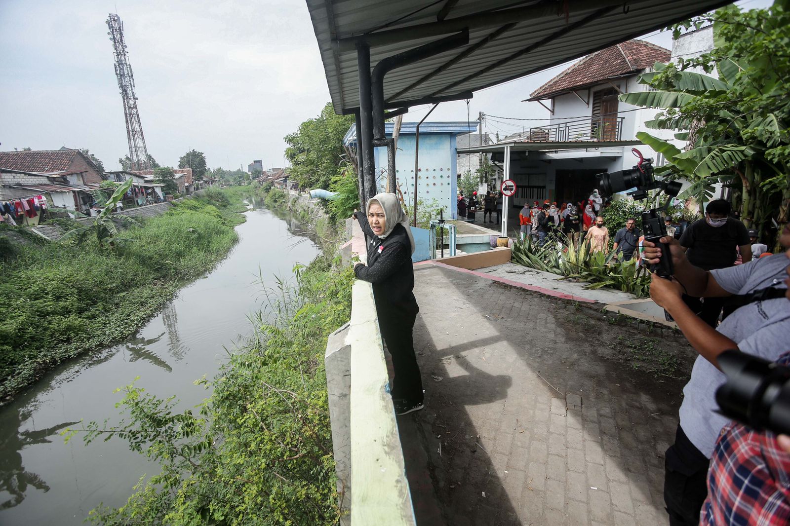 Walikota Ning Ita saat meninjau das rumah pompa