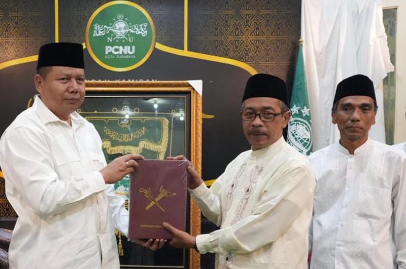 Hadi Dediansyah (kiri) bersama pengurus dan Ketua PCNU Surabaya.