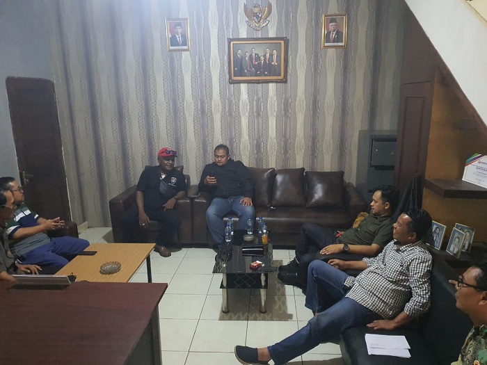 Ketua Forum Pangajar Tasikmalaya, Hendra Cahyadi mendatangi kantor Bawaslu Kabupaten Tasikmalaya dalam rangka menyampaikan aspirasi dari tingkat kecamatan untuk netral dalam melakukan tindakan salam hal rekrutmen Panwascam. SP/FAISAL

