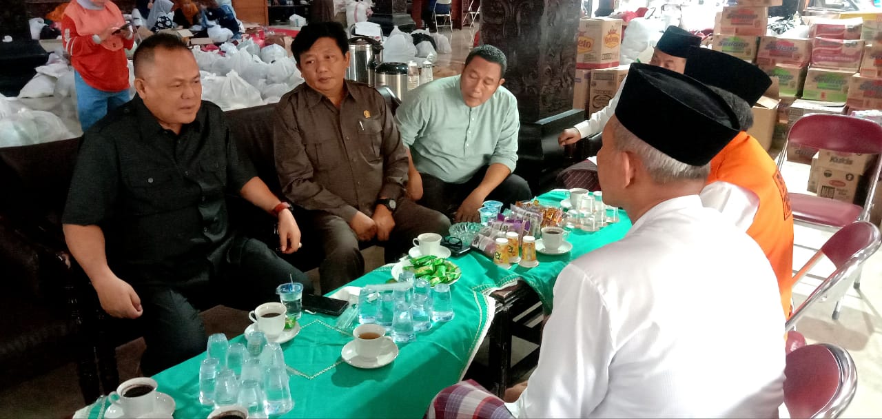 Ketua Komisi D DPRD Jatim dr Agung Mulyono didamping Anggota Guntur Wahono saat mendatangi korban bancana banjir Trenggalek, 21/10/2022.