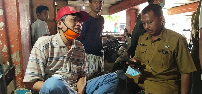 Pihak Kecamatan Krembangan, Satpol PP didampingi Daniel Lukas Rorong selalu Jubir Paguyuban PKL Bawah Tol Tambak Asri melakukan pendataan bersama untuk jumlah terkini PKL yang masih aktif berjualan. SP/DANIEL