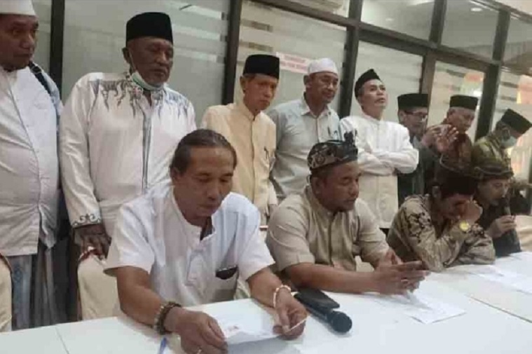 Tersangka penistaan agama Nur Hudi Didin Arianto dkk saat melakukan pertaubatan dengan membaca ulang dua kalimat Syahadat disaksikan pengurus MUI Gresik. Foto: SP/Grs.