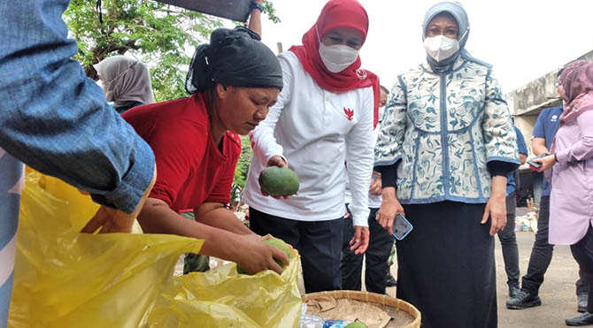 Gubernur Khofifah datangi Pasar Besar dan tinjau Pelabuhan kota Surabaya, Sabtu (29/10/2022).