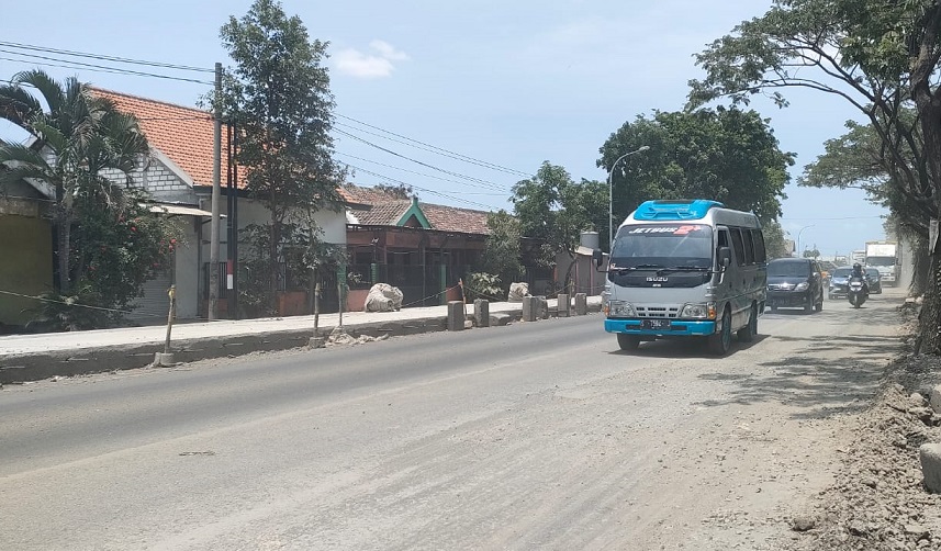 Kondisi jalan yang berdebu imbas dari proyek pengecoran jalan nasional Duduksampeyan dikeluhkan warga setempat. Foto:SP/Grs.