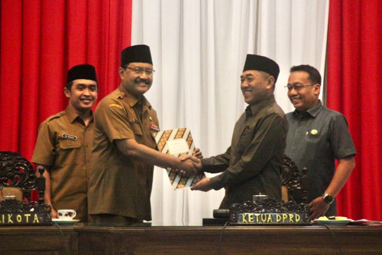 Gus Ipul saat serahkan RAPBD kota Pasuruan T.A 2023 Kepada ketua DPRD Ismail Hasan. SP/RIS