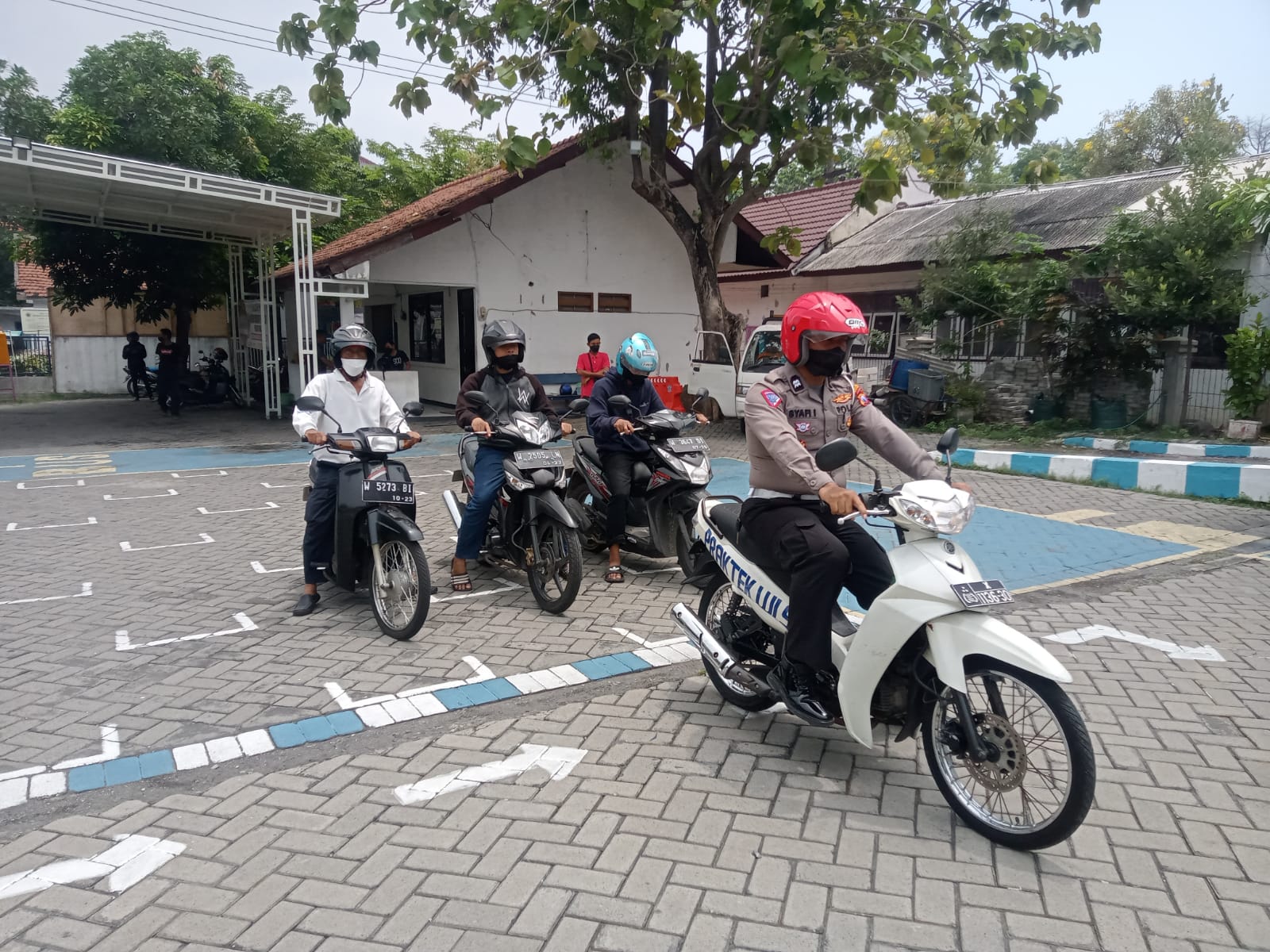 Petugas coaching clinic di Satpas Satlantas Polres Gresik memberi pelatihan kepada pemohon SIM baru maupun yang gagal sebelumnya. Foto: SP/ Grs.