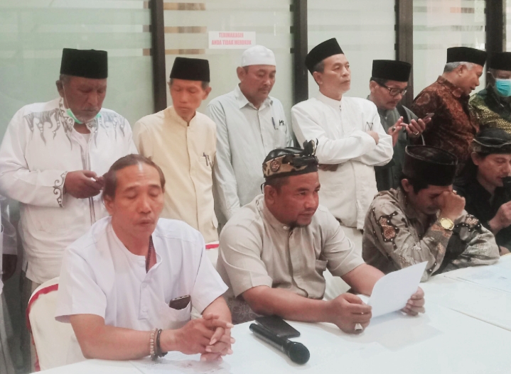 Nur Hudi Didin Arianto dkk, tersangka kasus penistaan agama saat melakukan pertaubatan ulang dengan membaca dua kalimat syahadat di hadapan para pengurus MUI dan ormas Islam di Gresik. FOTO: SP/Grs.