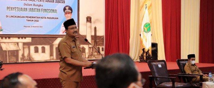 Gus Ipul saat melantik pejabat fungsional hasil penyetaraan jabatan di Pemkot Pasuruan.