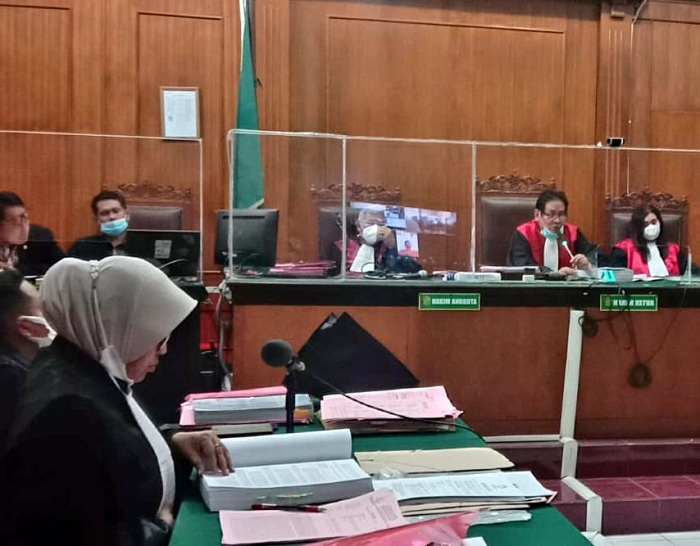 Terdakwa Andri Yanto,menjalani sidang diruang Candra PN Surabaya, secara online, Kamis (01/12/2022).