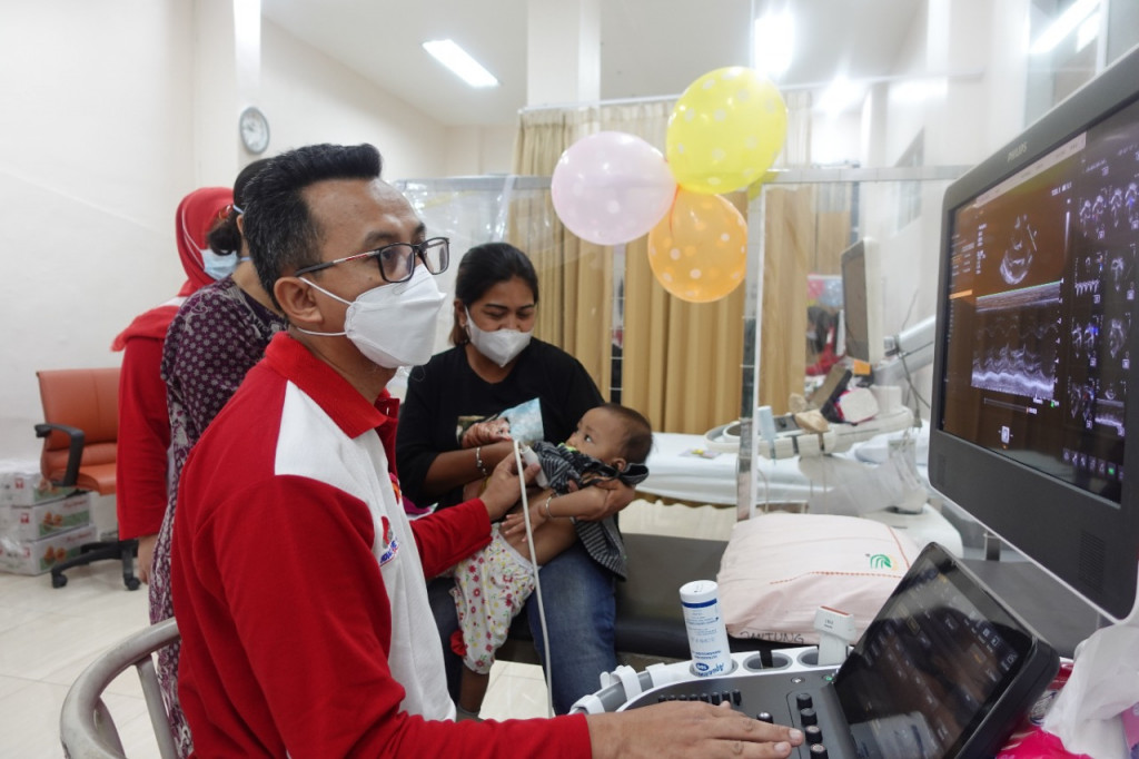 Salah satu orang tua yang memeriksakan jantung anaknya di RSUD Bangil.