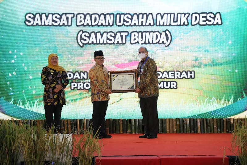 Penyerahan Penghargaan Top Inovasi Terpuji Kompetisi Inovasi Pelayanan Publik (Kovablik) Jawa Timur Tahun 2022 oleh Menteri Pendayagunaan Aparatur Negara dan Reformasi Birokrasi di Madiun.