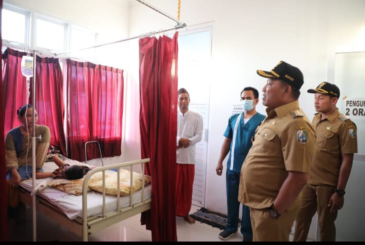 Bupati H. Slamet Junaidi saat melakukan sidak pelayanan kesehatan.