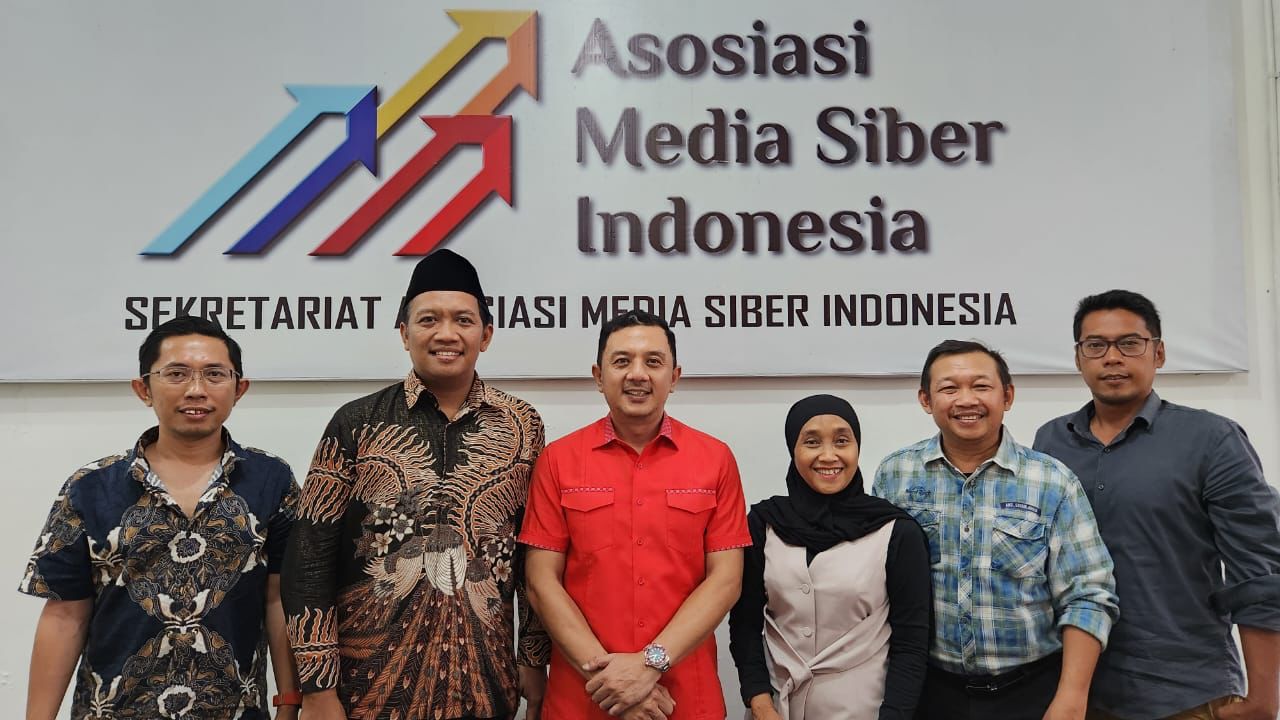 Ketua PA GMNI Jatim Deni Wicaksono bersama pengurus AMSI di kantor sekretariat AMSI Jatim di Kota Surabaya, Senin (12/12/2022).
