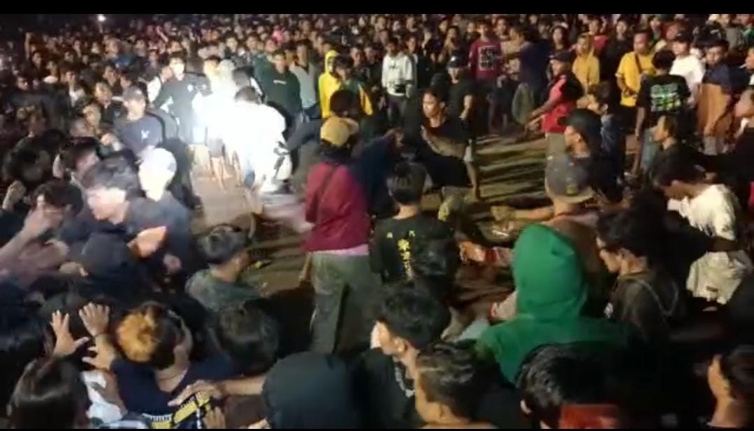 Aksi adu fisik dan lempar botol antar penonton ditengah penampilan band Naff di Pembukaan Porkab ke VII Tuban.