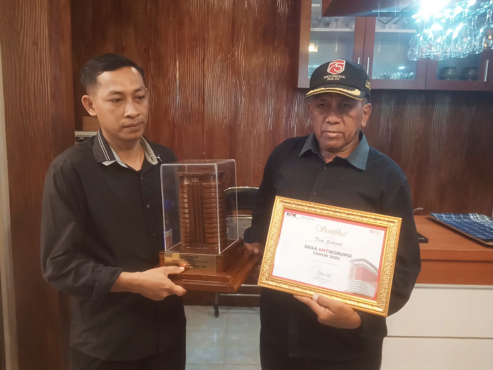 Kepala Desa Sukojati, Untung Suripno (kanan) dan Sekretaris Desa Sukojati Wawan Ihwanto.