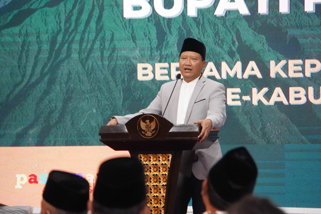 Gus Irsyad saat memberikan muatan yang seimbang kepada Kepala Sekolah SMA/SMK.