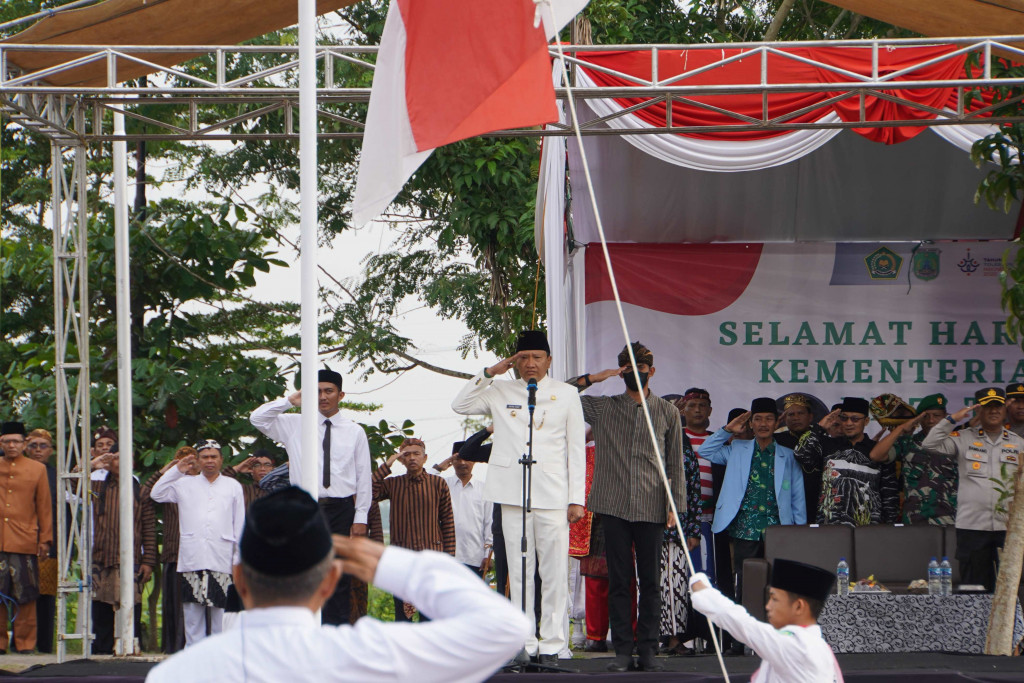 Bupati Pasuruan Irsyad Yusuf saat memimpin upacara Hari Amal bakti ke-77 Kemenag.