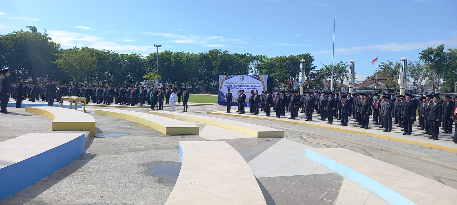 Bupati Sampang saat melantik Pejabat Tinggi Pratama di Alun Alun Trunojoyo.