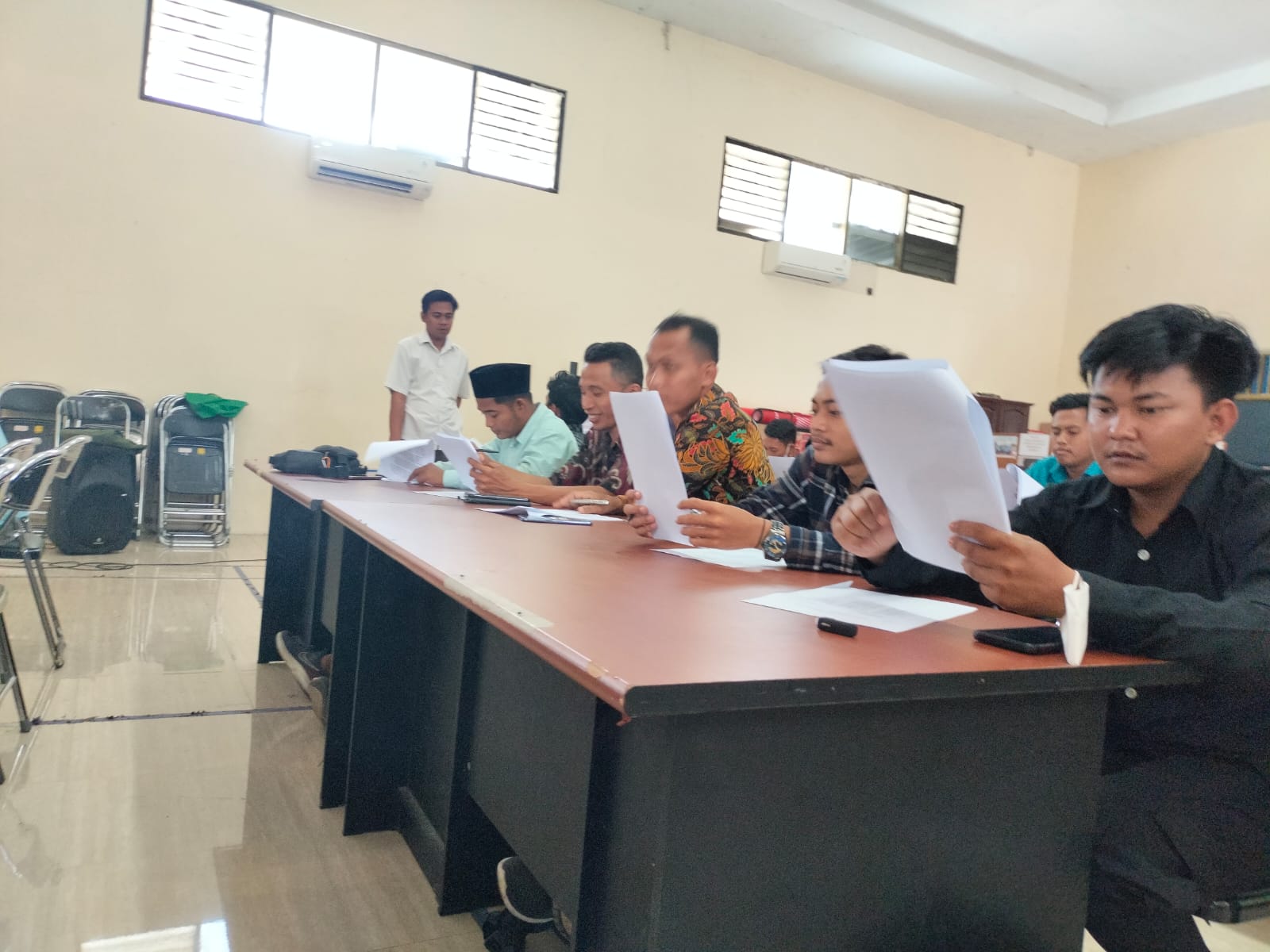 Para relawan sosial SLRT saat mengikuti tes tulis di aula Dinas Sosial Kabupaten Bangkalan.