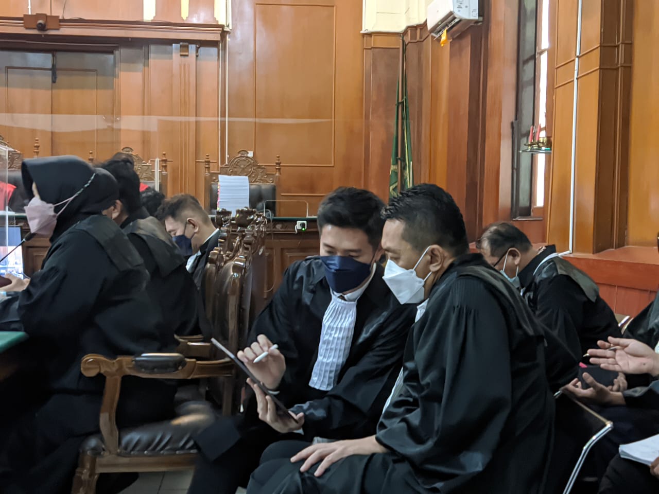 Pelaksanaan sidang tragedi Kanjuruhan  di PN Surabaya diadakan secara online atau daring, pada Senin (16/01/2023)