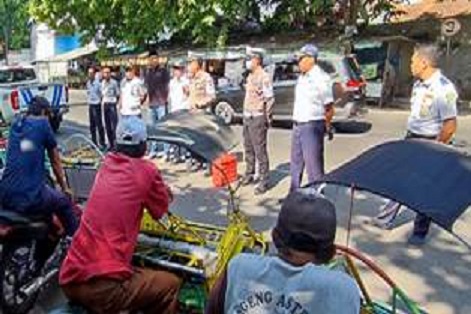 Satlantas Polresta Pasuruan saat sosialisasi larangan bentor di lapangan.