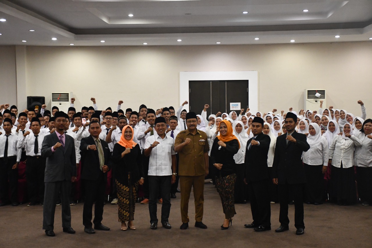 Ketua KPU Royce Diana dan walikota Pasuruan saat pelantikan anggota PPS.