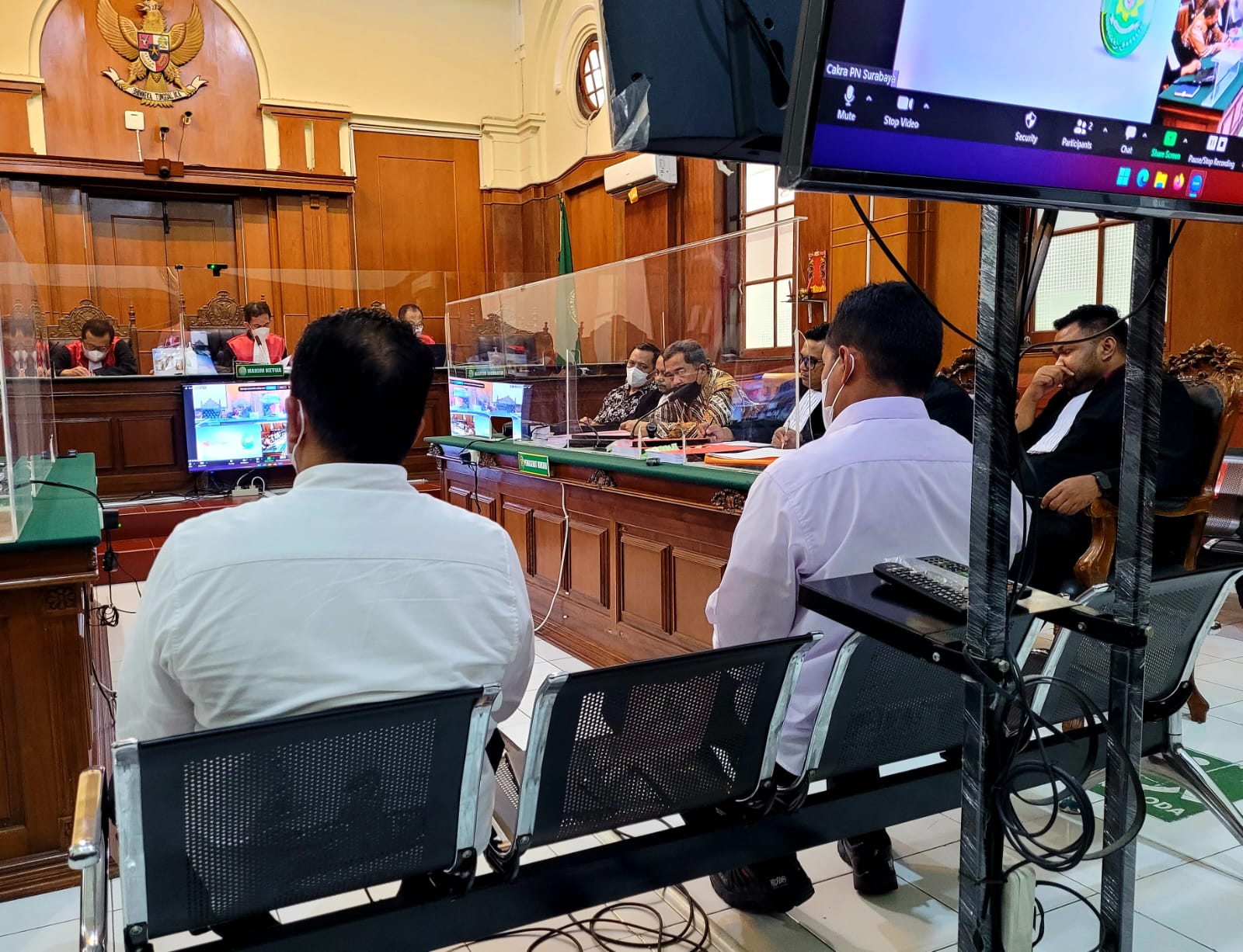 Tiga saksi polisi, dihadirkan untuk memberi keterangan terhadap para terdakwa Abdul Haris dan terdakwa Suko Sutrisno, diruang Cakra PN.Surabaya, Kamis (26/01/2023). SP/BUDI