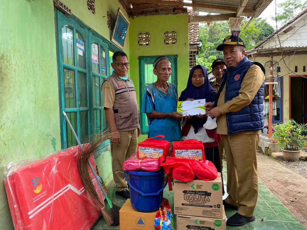 Wabup Pasuruan Gus Mujib saat memberikan bantuan kepada warga terdampak bencana.