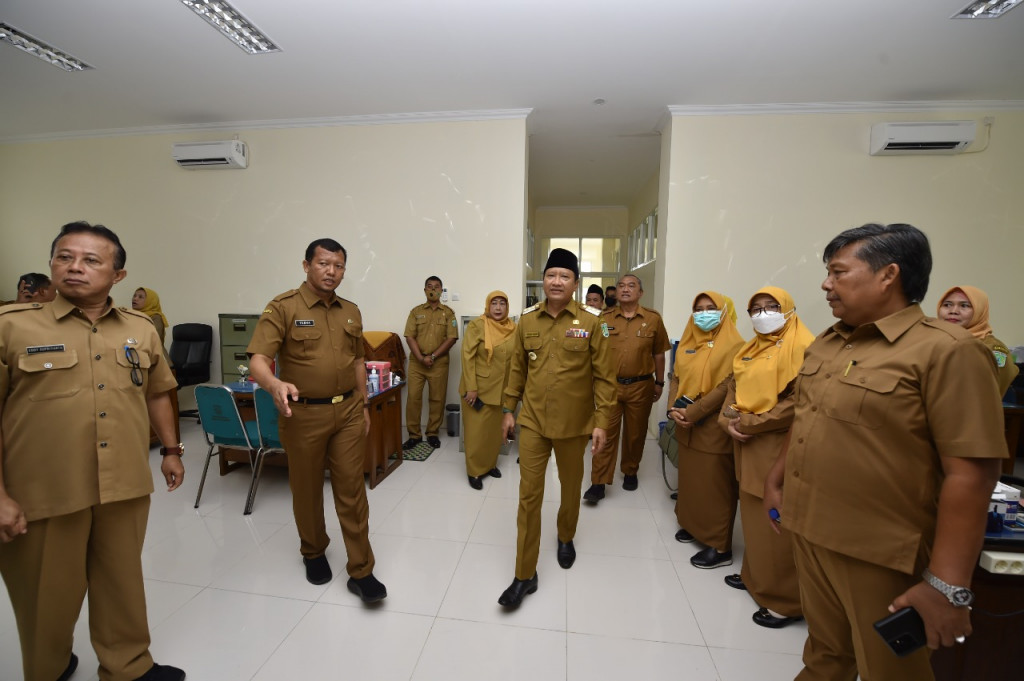 Gus Irsyad saat pertama kali menempati gedung baru maslahat.