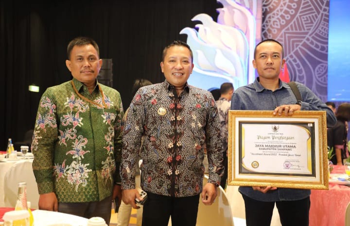 Bupati Sampang H. Slamet Junaidi didampingi Kepala DPMPTSP Sampang Ir. Majid Syamroni bersama Direktur PT. JMU Syafi Dumyati.