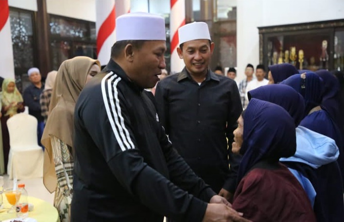 Bupati H. Slamet Junaidi dan Wabup H. Abdullah Hidayat saat melepas keberangkatan 14 kaum duafa yang diumrohkan gratis.