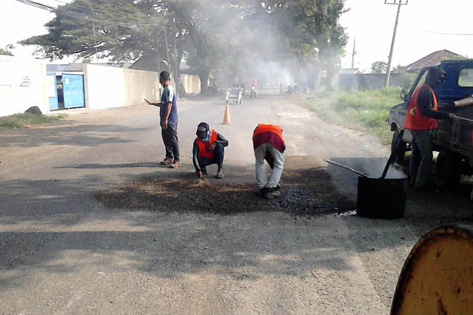 Jalan di Kecamatan Keraton menjadi salah satu jalan di Kabupaten Pasuruan yang sedang diperbaiki.