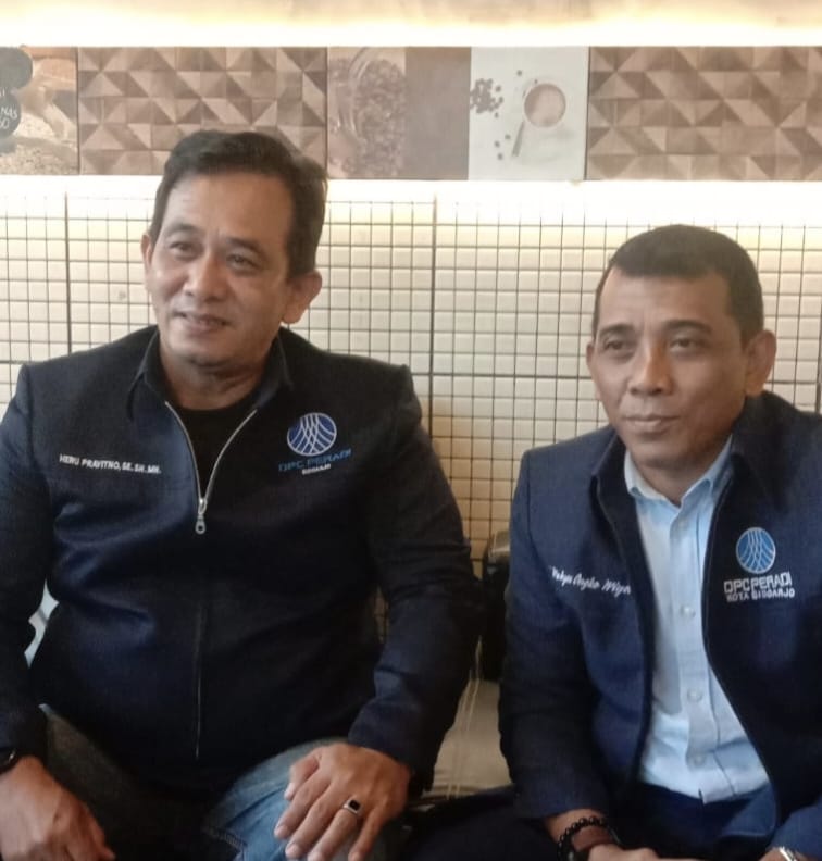 Sekretaris DPC Peradi Sidoarjo Wahyu Ongko Wiyono (kanan) saat diwawancarai SP.