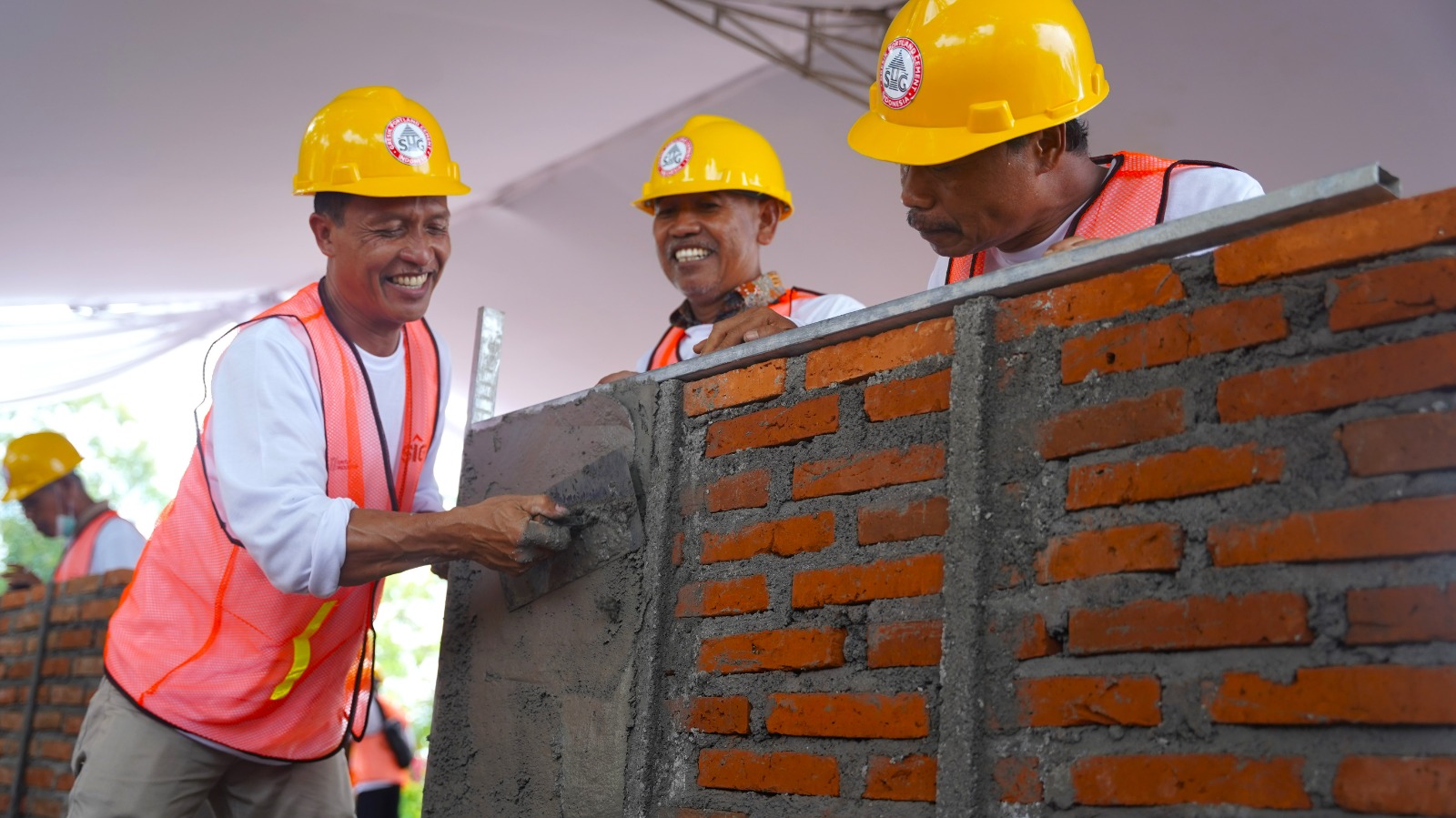 Tenaga konstruksi praktik mengerjakan plester dinding saat pelatihan Ahli Konstruksi (AKSI) SIG di Pendopo SAP Kanigoro, Kabupaten Blitar, Senin (13/2/2023). Foto: SP/SIG.
