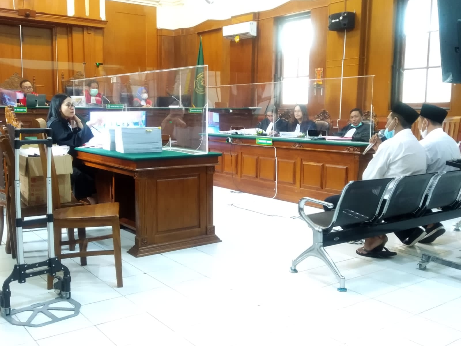 Terdakwa Edi Setyawan saat memberikan keterangan di persidangan, Jumat (17/2/2023).
(Foto: SP/Budi Mulyono)