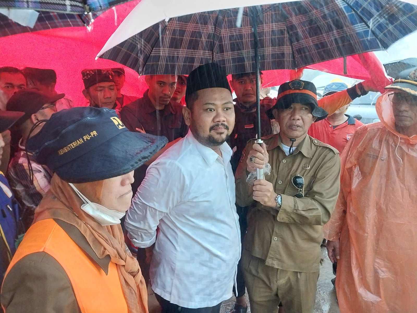 Bupati Gresik Fandi Akhmad Yani bersama Kabag Prokopim Setkab Imam Basuki saat meninjau penanggulangan tanggul anak Kali Lamong yang jebol.