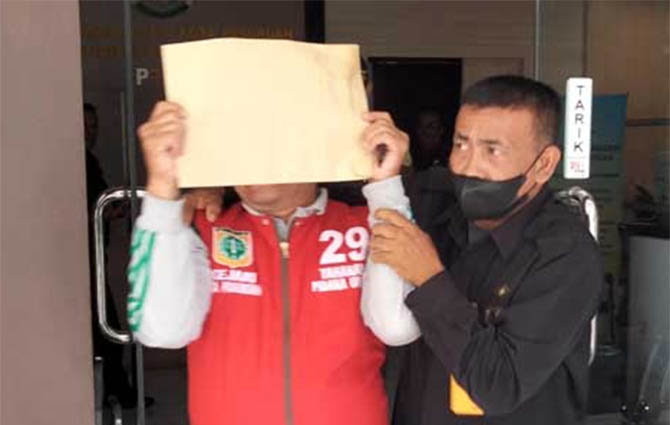 Tersangka Saifullah saat digelandang petugas Kejari kota Pasuruan.