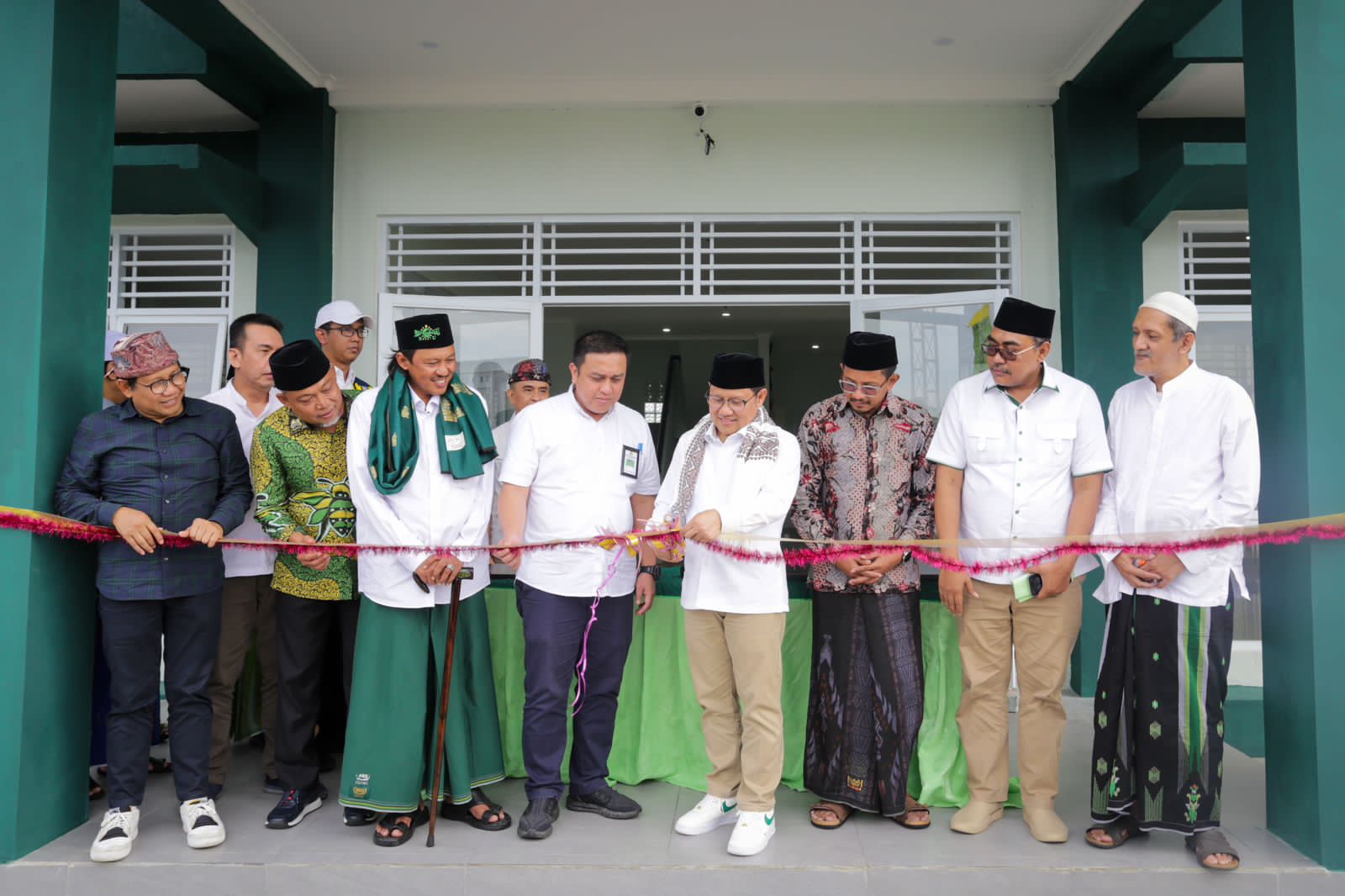 Gus Muhaimin memotong pita tanda peresmian gedung rusunawa STAI Syaichona Cholil di Martajasah Bangkalan, Madura, Jawa Timur.
